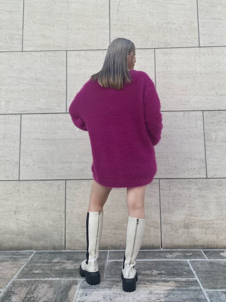 ホワイト系のブーツ、ホワイト系のシャツ/ブラウス、ホワイト系のその他パンツを着用したレディースの秋コーディネートの4枚目の写真