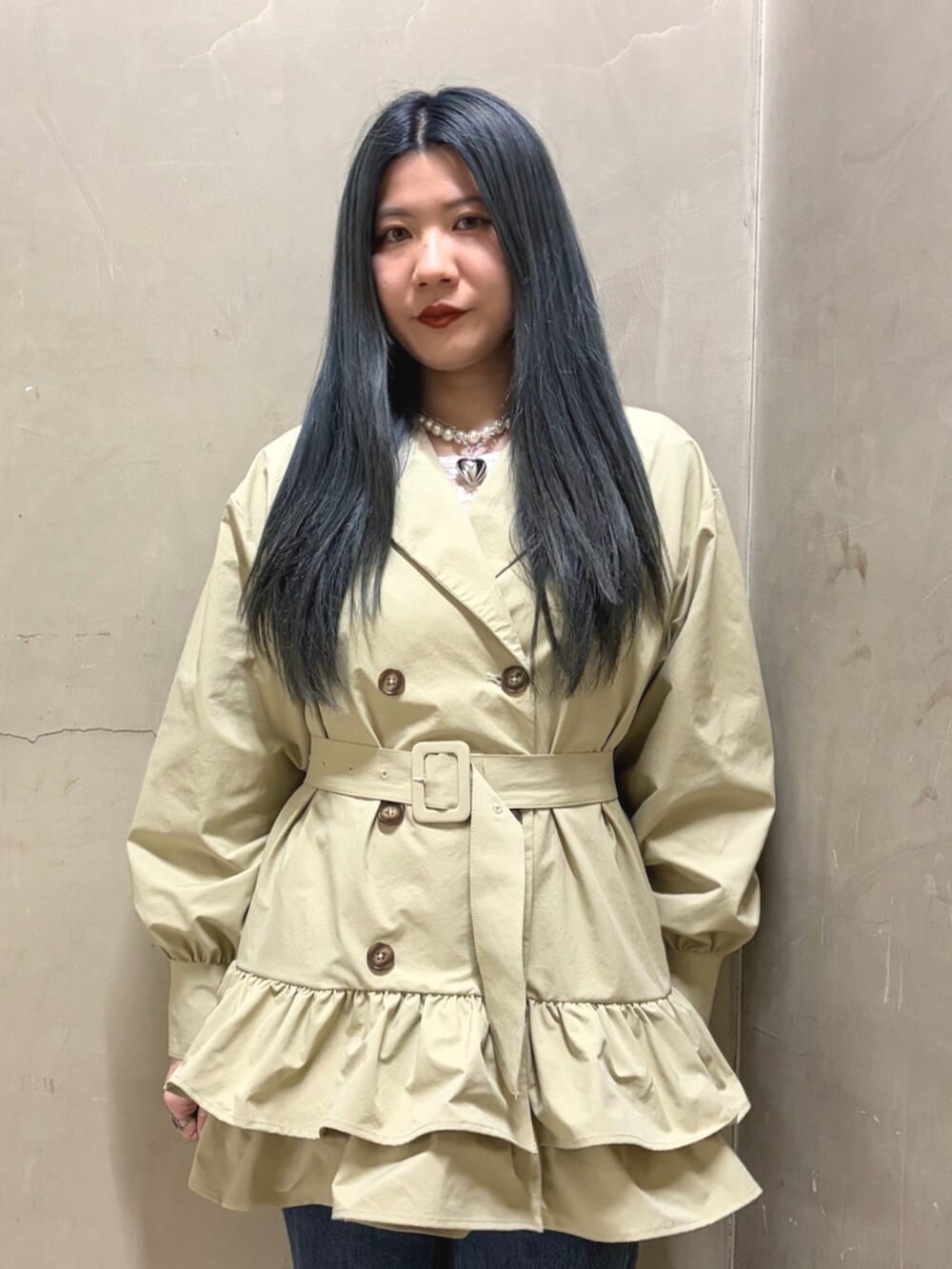 ベージュ系のワンピース、ホワイト系のTシャツ/カットソー、ブルー系のデニムパンツを着用したレディースの春コーディネートの4枚目の写真