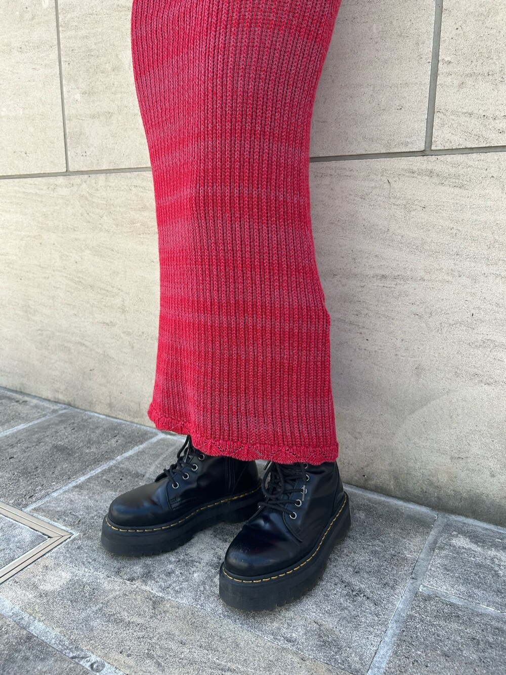 ブラック系のその他シューズ、ホワイト系のカーディガン/ボレロ、シルバー系のネックレスを着用したレディースの春コーディネートの6枚目の写真