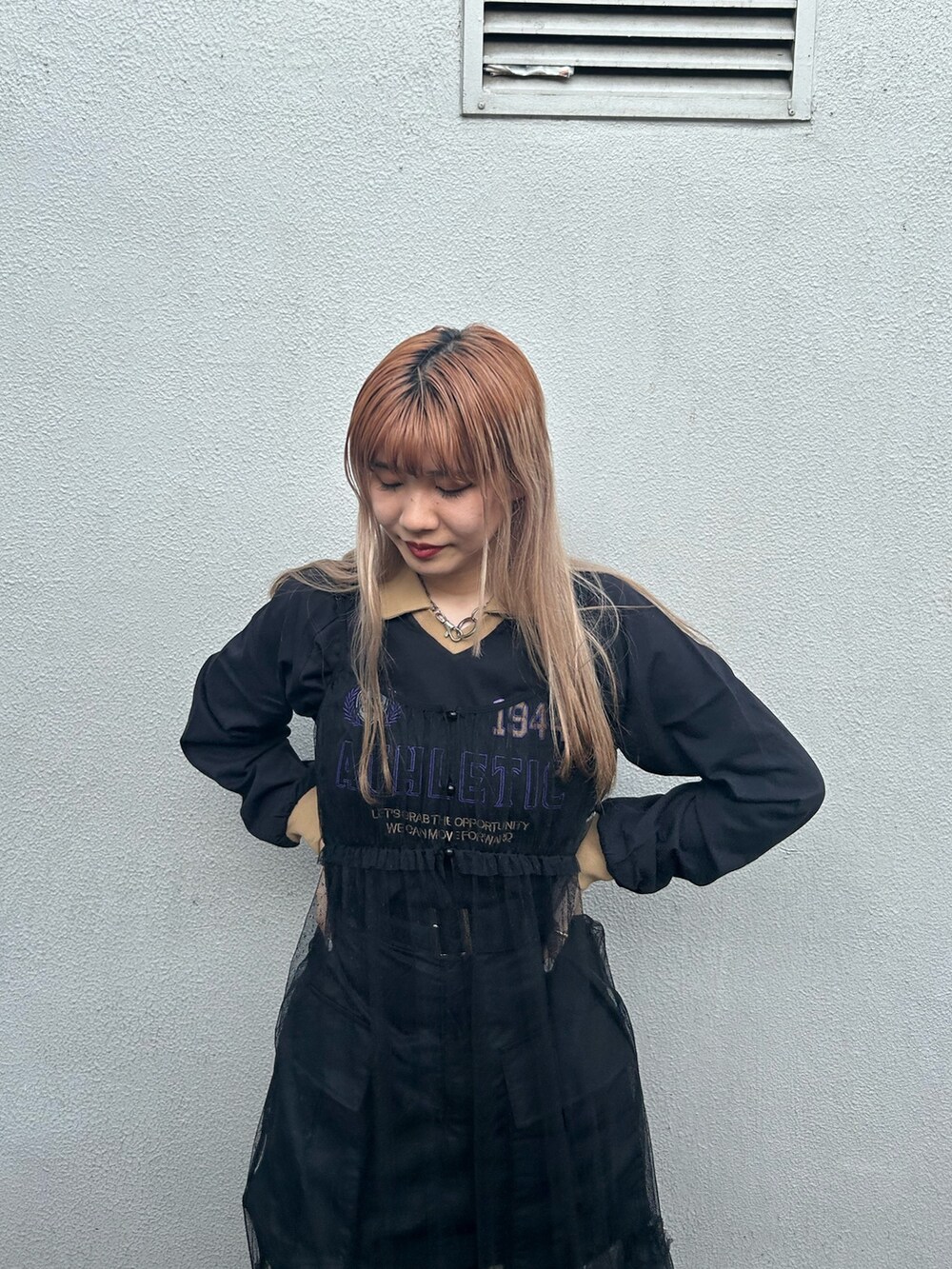 ブラック系のブーツ、ブラック系のその他パンツ、ブラック系のワンピースを着用したレディースの夏コーディネートの4枚目の写真