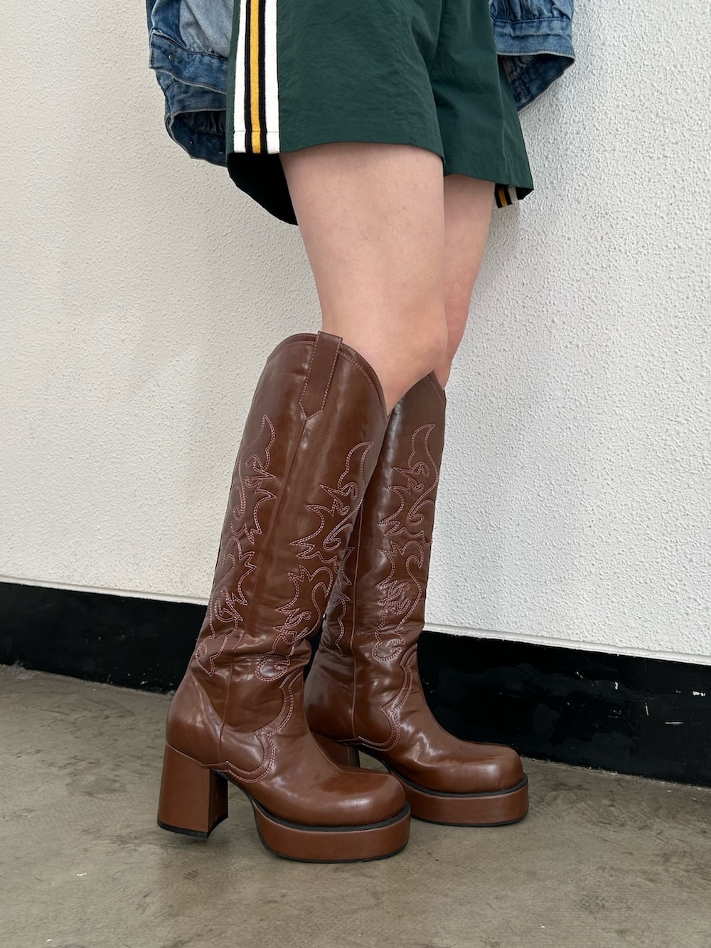 ブラウン系のブーツ、グリーン系のその他パンツ、ブルー系のデニムジャケットを着用したレディースの春コーディネートの8枚目の写真