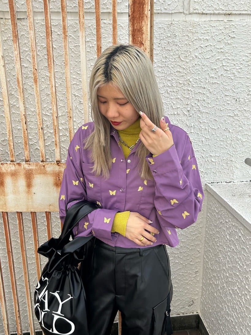 イエロー系のニット/セーター、ブラック系のその他シューズ、ブラック系のバックパック/リュックを着用したレディースの秋コーディネートの5枚目の写真