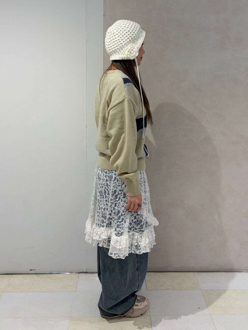 ホワイト系のニット/セーター、ホワイト系のその他パンツ、ブルー系のデニムパンツを着用したレディースの冬コーディネートの3枚目の写真