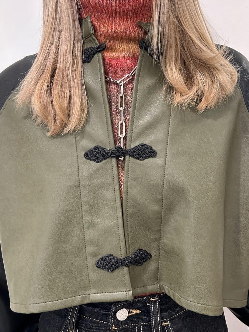 ブラック系のデニムスカート、ブラック系のその他シューズ、ブラック系のバックパック/リュックを着用したレディースの秋コーディネートの6枚目の写真