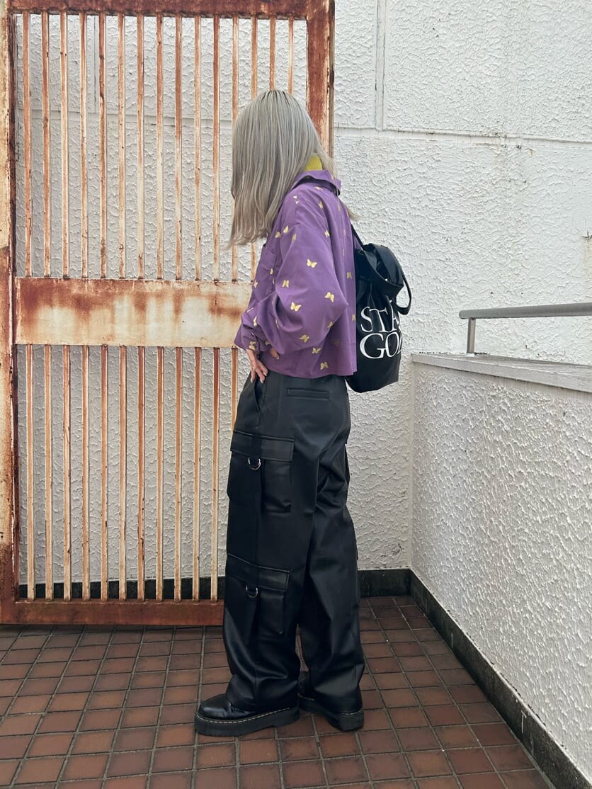 イエロー系のニット/セーター、ブラック系のその他シューズ、ブラック系のバックパック/リュックを着用したレディースの秋コーディネートの2枚目の写真