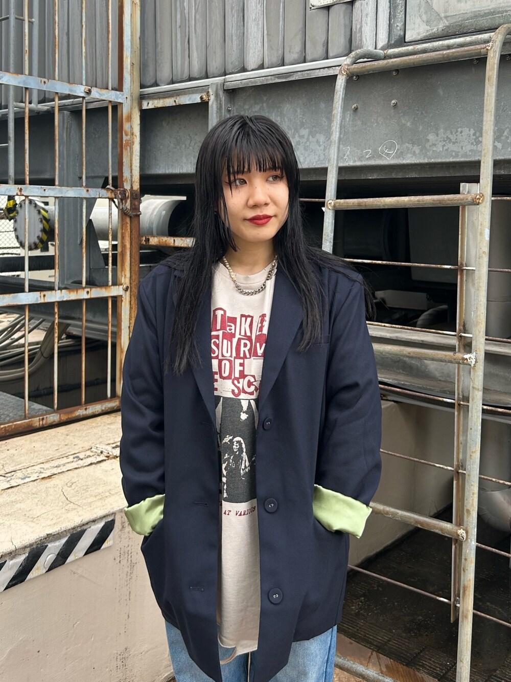 ブルー系のデニムパンツ、ブルー系のテーラードジャケット、ホワイト系のTシャツ/カットソーを着用したレディースの秋コーディネートの5枚目の写真