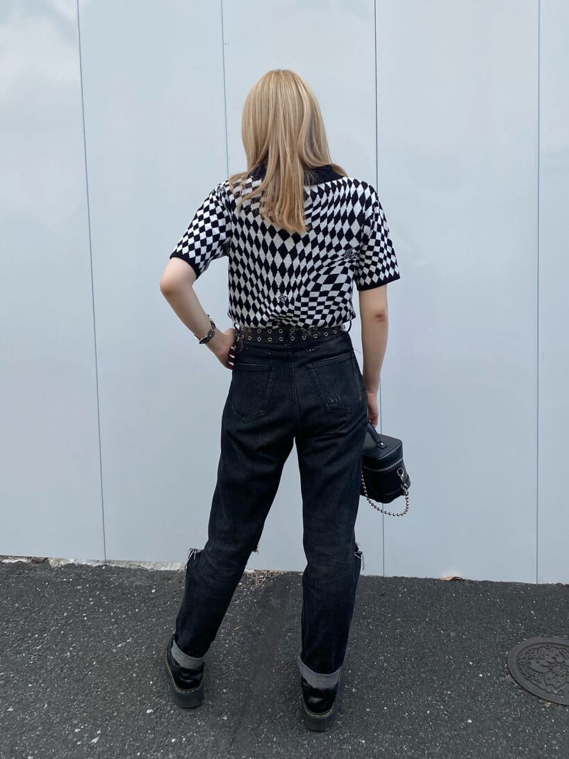 ブラック系のショルダーバッグ、ブラック系のニット/セーター、ブラック系のその他シューズを着用したレディースの夏コーディネートの3枚目の写真