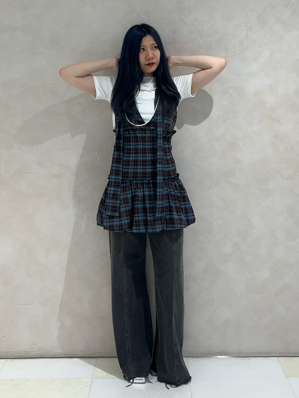 ブラウン系のワンピース、ホワイト系のTシャツ/カットソー、ブラック系のデニムパンツを着用したレディースの夏コーディネートの2枚目の写真