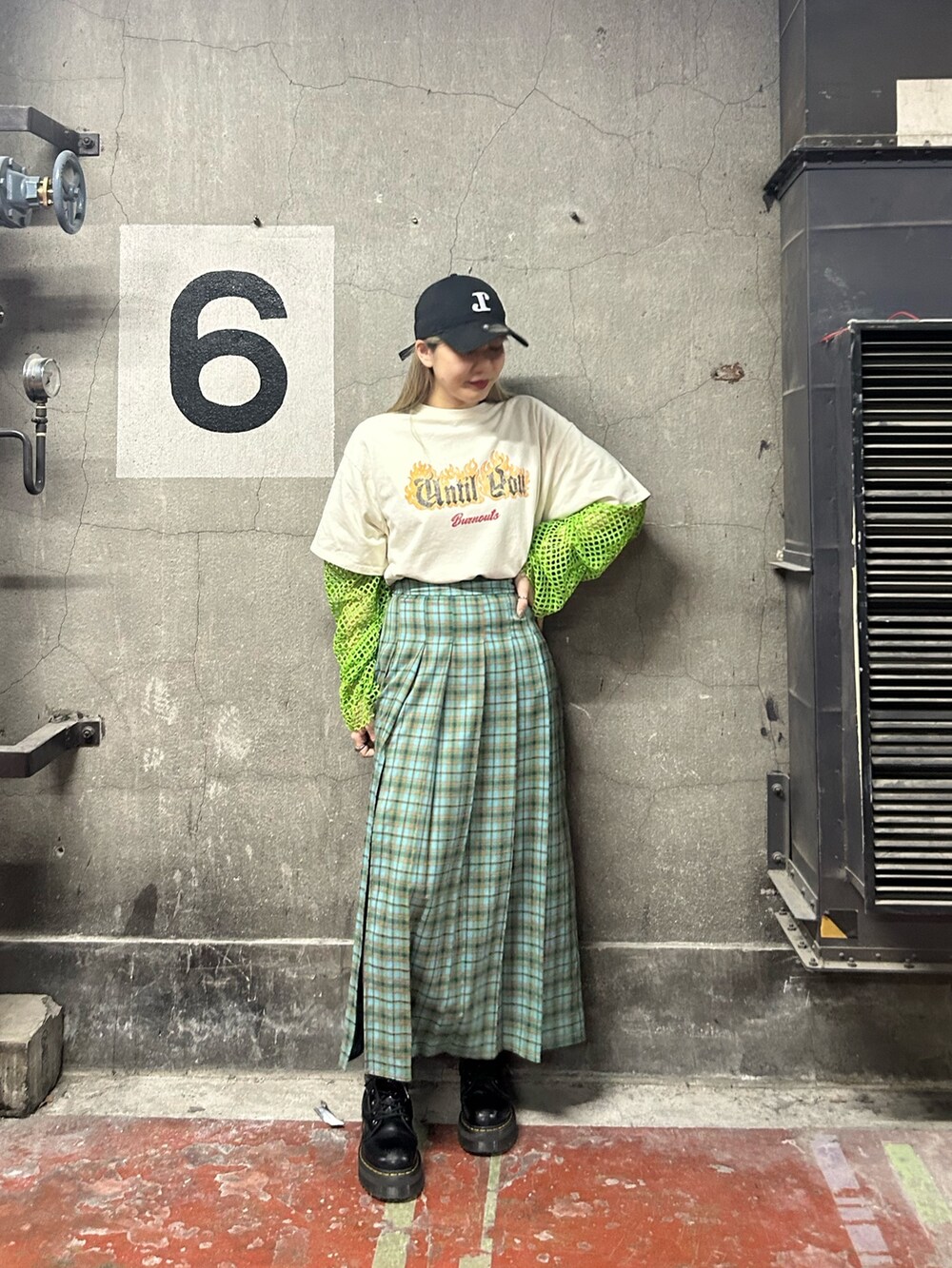 グリーン系のTシャツ/カットソー、グリーン系のスカート、ホワイト系のTシャツ/カットソーを着用したレディースの春コーディネートの2枚目の写真