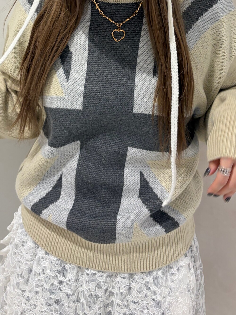 ホワイト系のニット/セーター、ホワイト系のその他パンツ、ブルー系のデニムパンツを着用したレディースの冬コーディネートの6枚目の写真