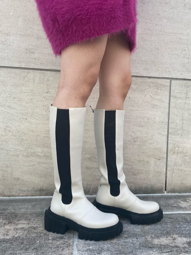 ホワイト系のブーツ、ホワイト系のシャツ/ブラウス、ホワイト系のその他パンツを着用したレディースの秋コーディネートの10枚目の写真