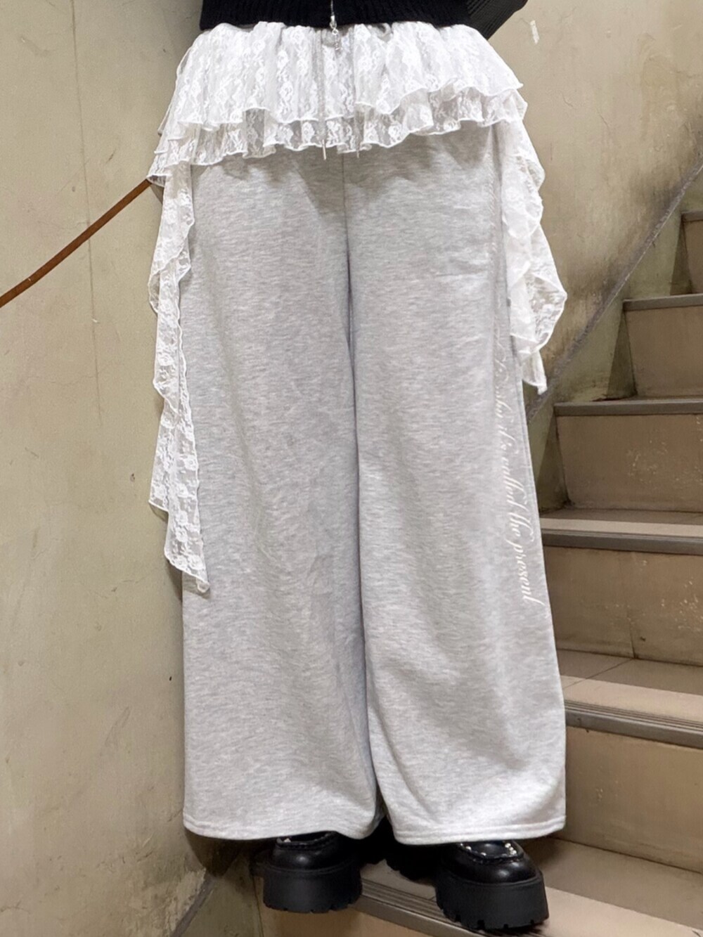 ブラック系のパーカー、グレー系のスウェットパンツ、ブラック系のローファーを着用したレディースの冬コーディネートの8枚目の写真