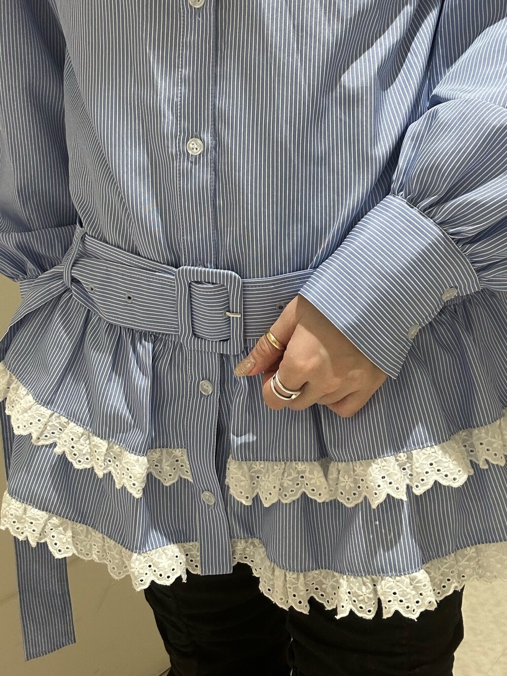 ブルー系のシャツ/ブラウス、ブラック系のデニムパンツ、ブラック系のブーツを着用したレディースの冬コーディネートの7枚目の写真