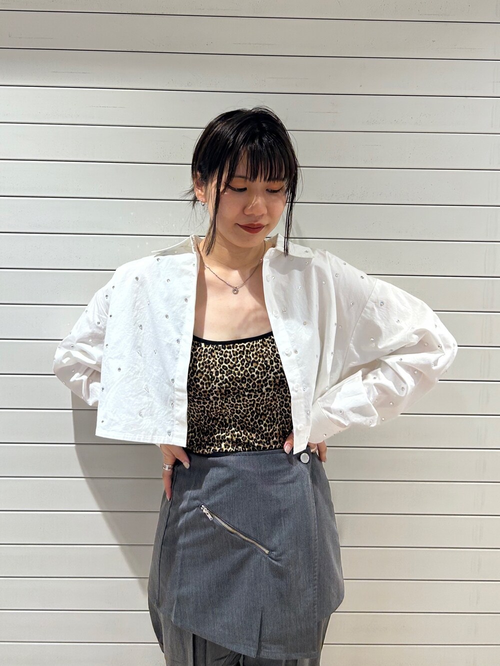 ブラック系のブーツ、グレー系のその他パンツ、ホワイト系のシャツ/ブラウスを着用したレディースの秋コーディネートの4枚目の写真