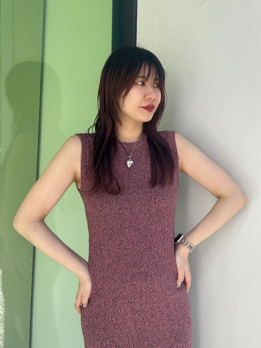 ブラック系のブーツ、ピンク系のワンピース、シルバー系のキャミソールを着用したレディースの春コーディネートの4枚目の写真