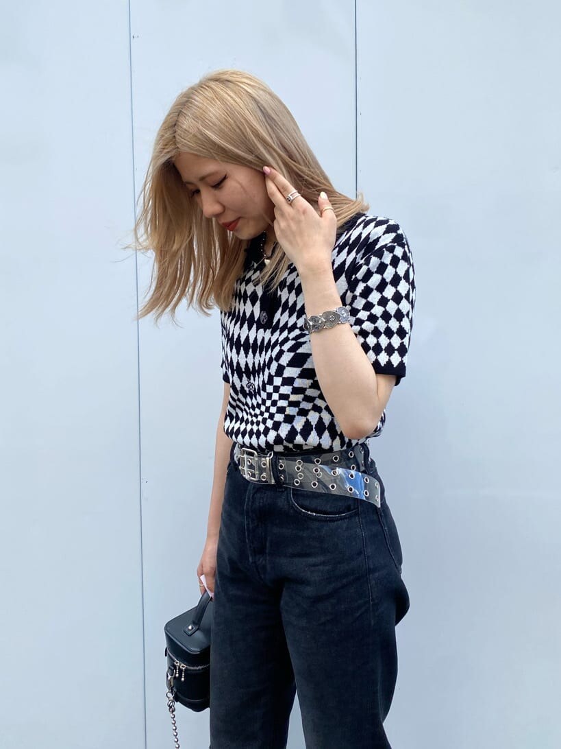 ブラック系のショルダーバッグ、ブラック系のニット/セーター、ブラック系のその他シューズを着用したレディースの夏コーディネートの6枚目の写真