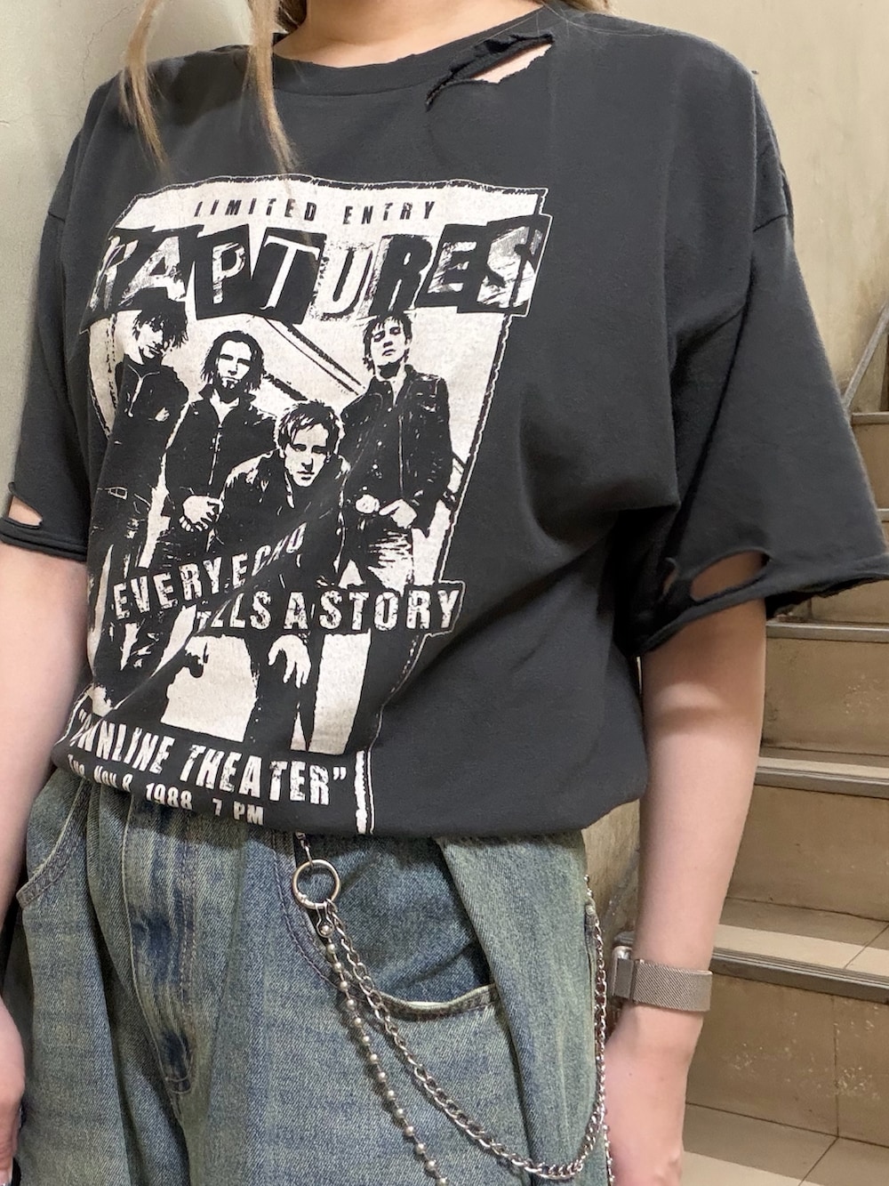 ブルー系のデニムパンツ、ブラック系のTシャツ/カットソーを着用したレディースの夏コーディネートの6枚目の写真