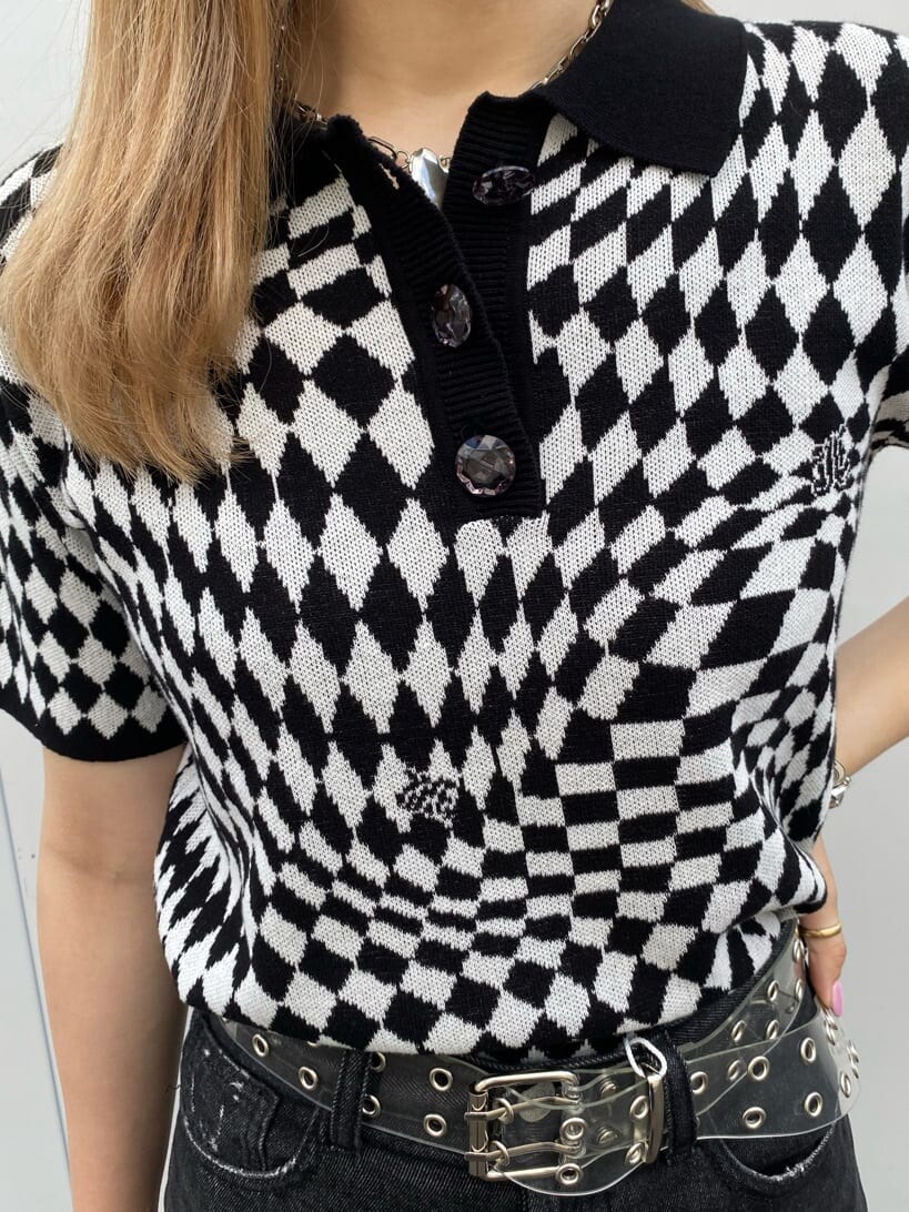 ブラック系のショルダーバッグ、ブラック系のニット/セーター、ブラック系のその他シューズを着用したレディースの夏コーディネートの7枚目の写真