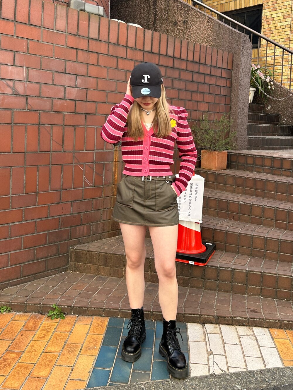 ブラック系のその他シューズ、グリーン系のその他パンツ、ホワイト系のシャツ/ブラウスを着用したレディースの春コーディネートの2枚目の写真