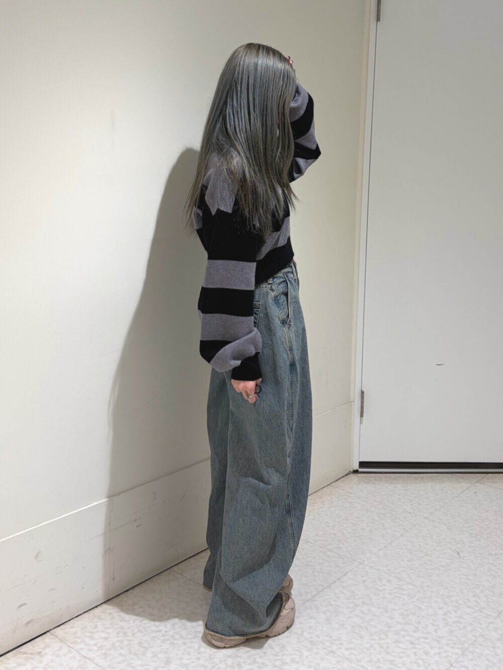 ブルー系のデニムパンツ、その他のニット/セーターを着用したレディースの秋コーディネートの3枚目の写真