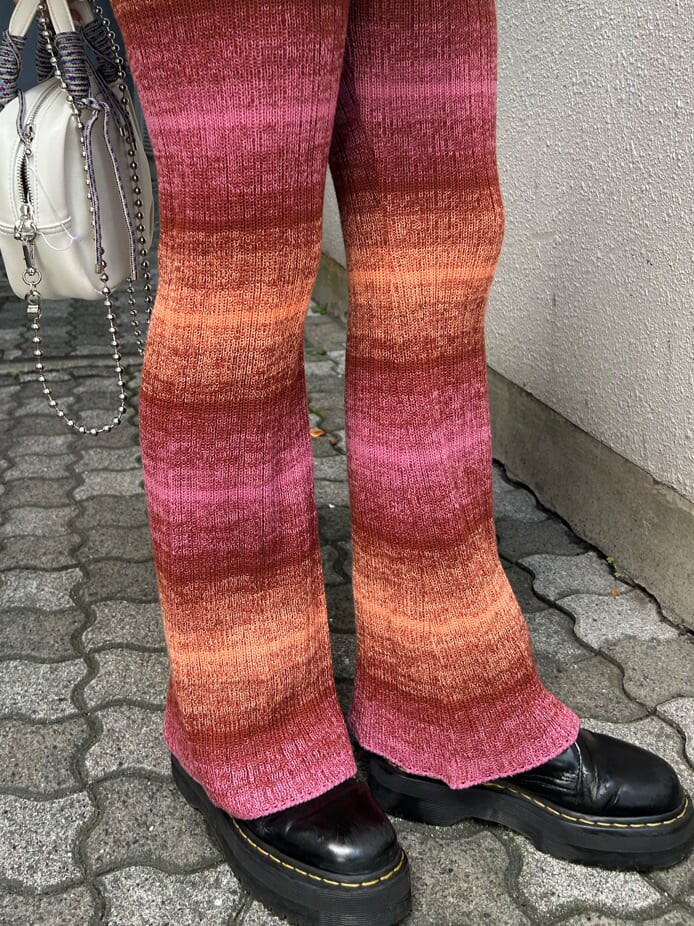 ピンク系のその他パンツ、ホワイト系のスウェット、シルバー系のネックレスを着用したレディースの秋コーディネートの8枚目の写真