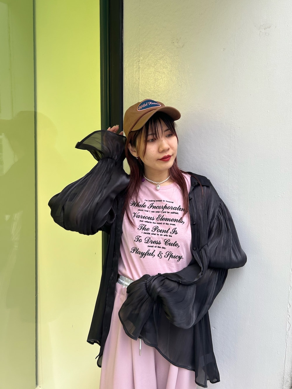 ピンク系のその他パンツ、ピンク系のTシャツ/カットソー、ブラック系のシャツ/ブラウスを着用したレディースの春コーディネートの4枚目の写真