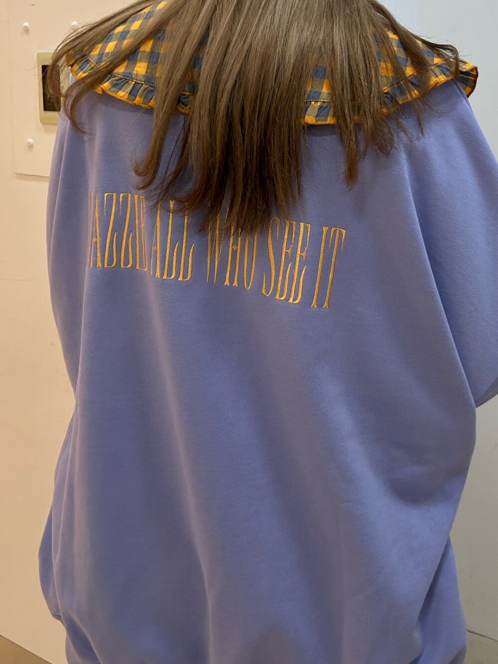 ブラック系のその他シューズ、パープル系のスウェット、ブラック系のデニムパンツを着用したレディースの冬コーディネートの7枚目の写真