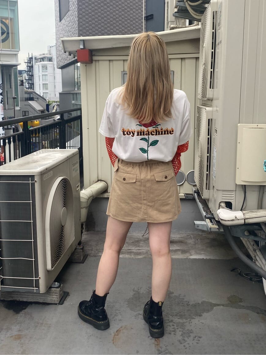 オレンジ系のTシャツ/カットソー、ベージュ系のその他パンツ、ブラック系のその他シューズを着用したレディースの夏コーディネートの3枚目の写真