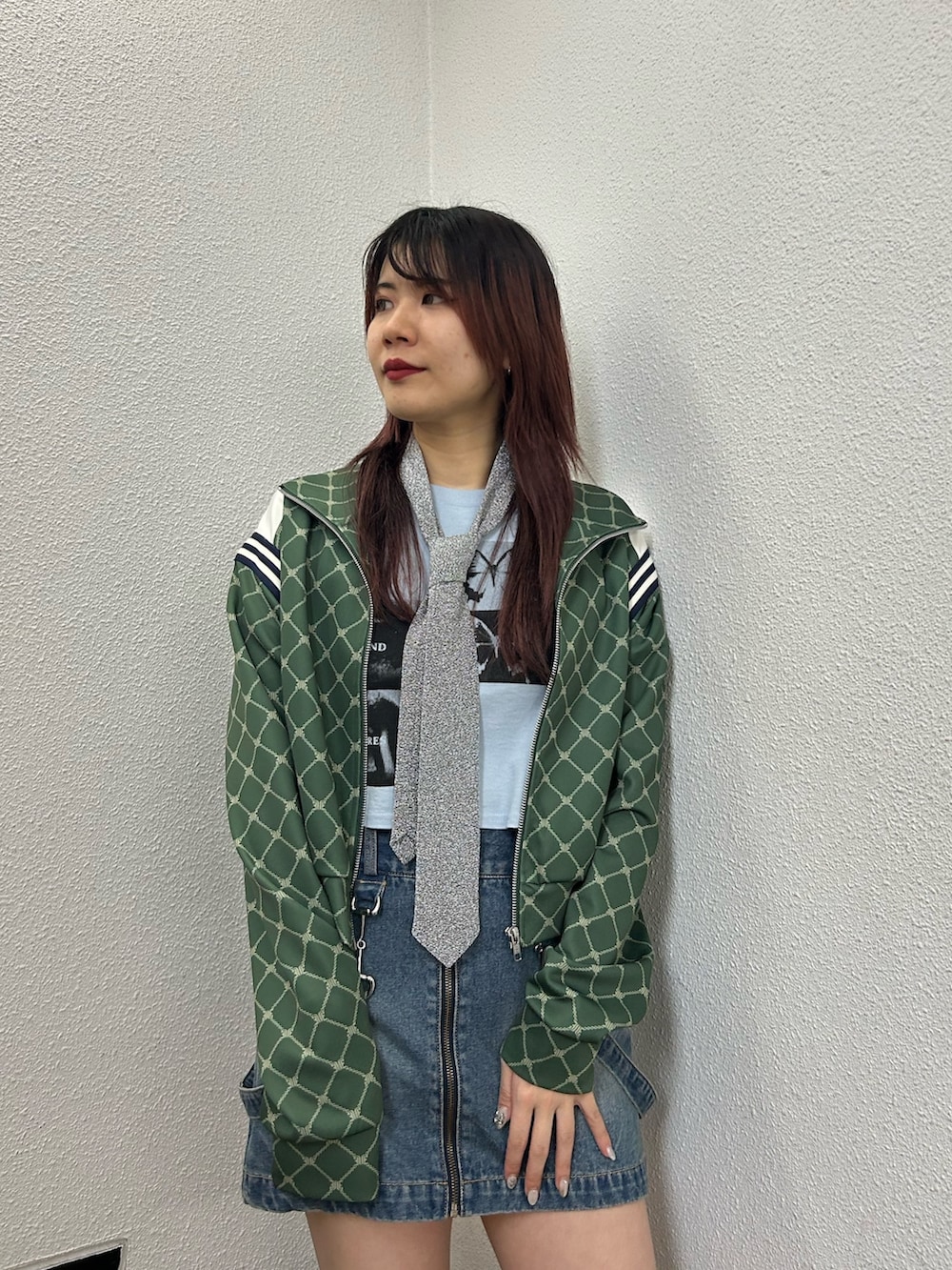 グリーン系のジャージ、ブルー系のデニムスカート、ブルー系のTシャツ/カットソーを着用したレディースの春コーディネートの4枚目の写真