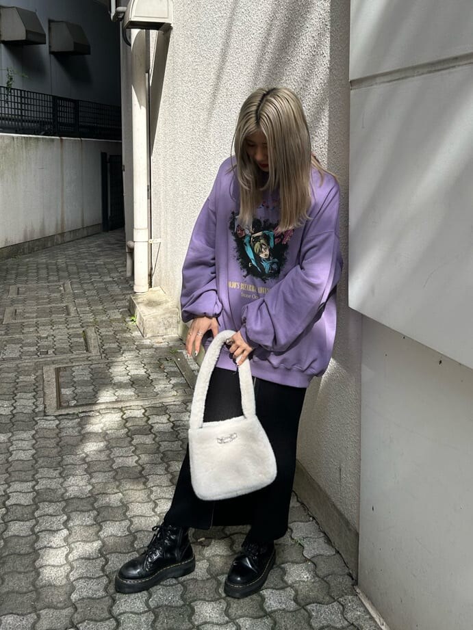 ブラック系のその他シューズ、ホワイト系のハンドバッグ、ブラック系のスカートを着用したレディースの秋コーディネートの2枚目の写真