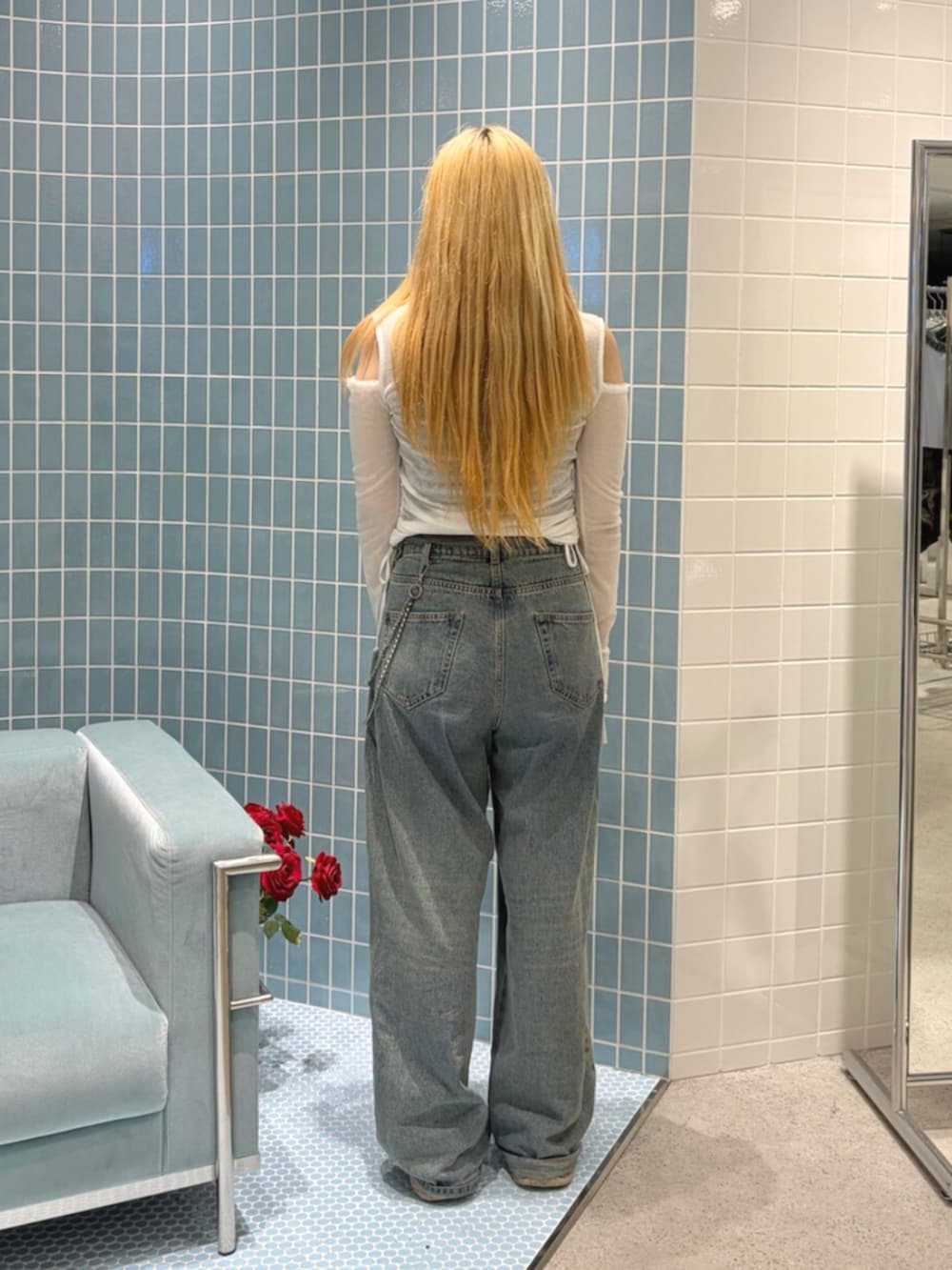 ブルー系のデニムパンツ、グレー系のタンクトップ、ホワイト系のTシャツ/カットソーを着用したレディースの夏コーディネートの3枚目の写真