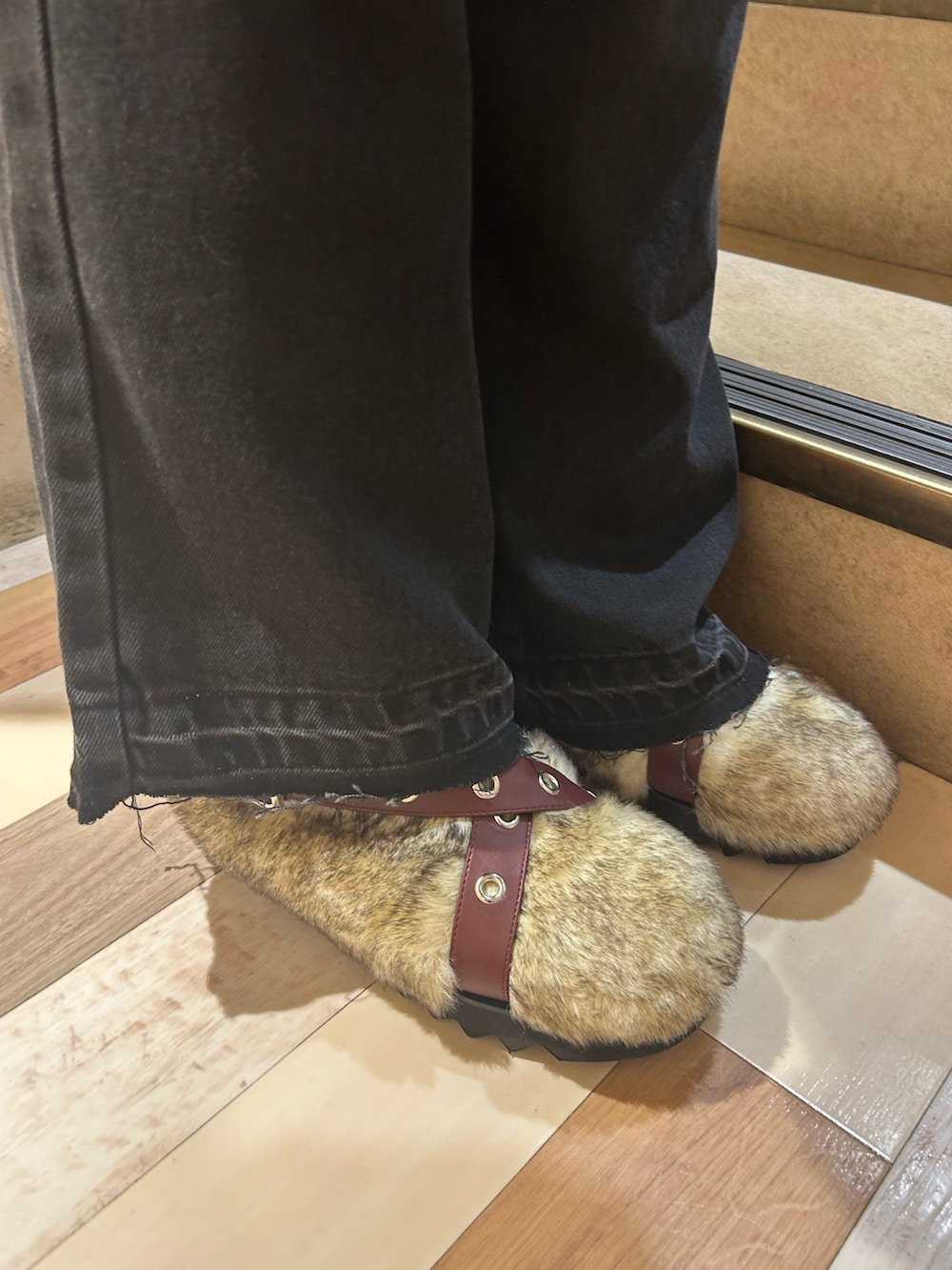 ベージュ系のブーツ、ブラック系のデニムパンツ、ホワイト系のMA-1を着用したレディースの秋コーディネートの9枚目の写真