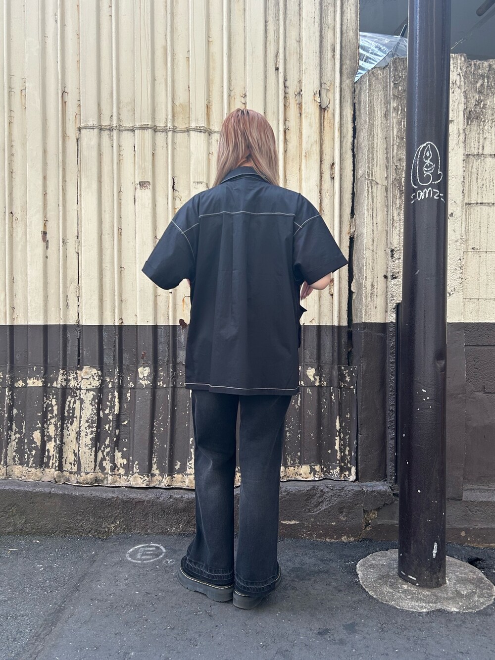 ブラック系のブーツ、ブラック系のデニムパンツ、ホワイト系のTシャツ/カットソーを着用したレディースの夏コーディネートの3枚目の写真