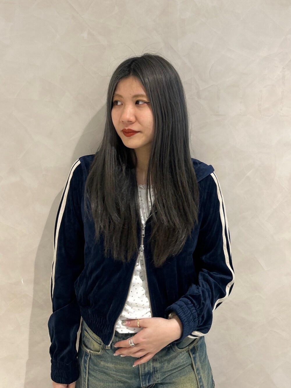 ブルー系のデニムパンツ、ブルー系のパーカー、ホワイト系のタンクトップを着用したレディースの夏コーディネートの5枚目の写真