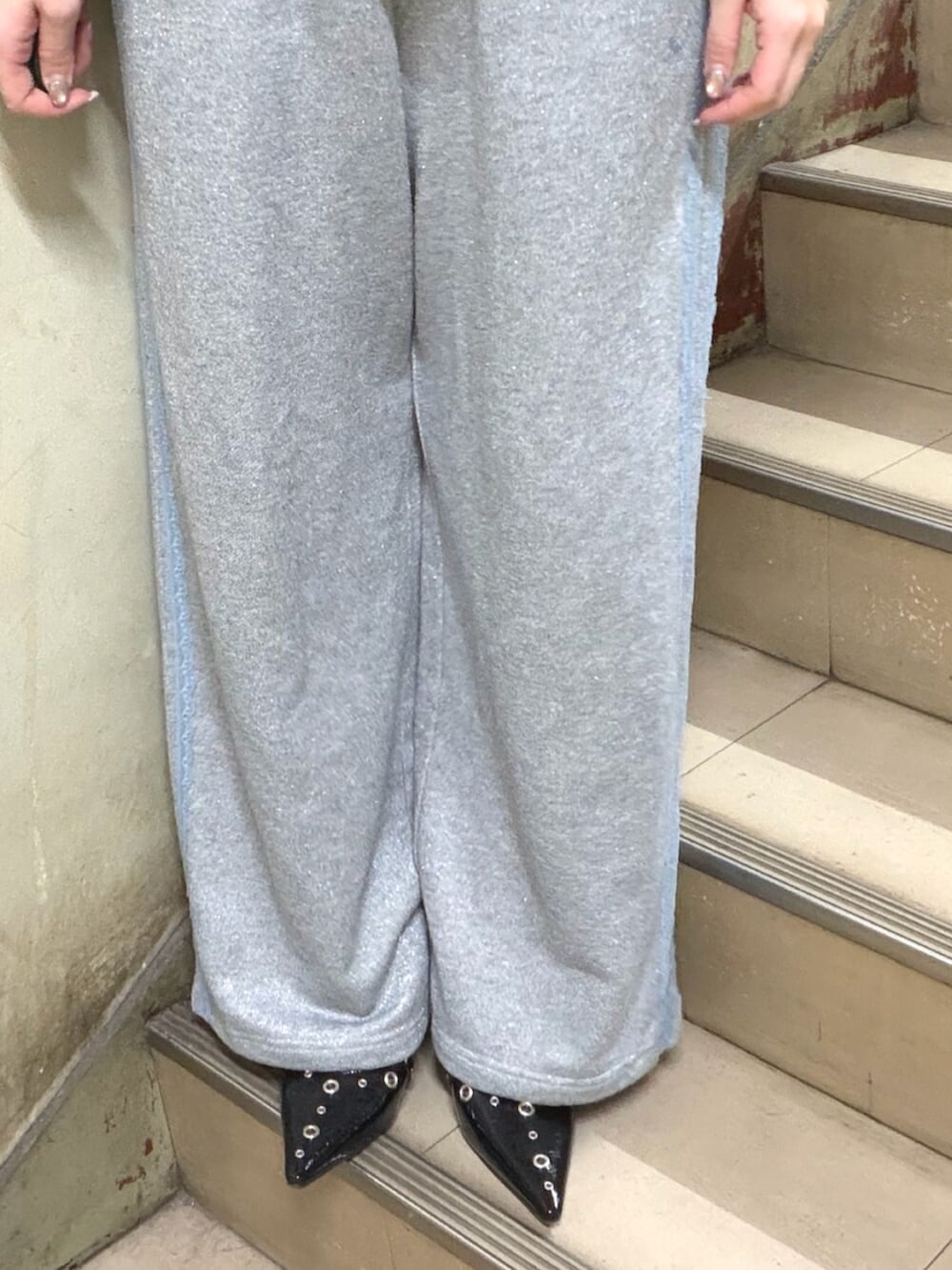 ブラック系のシャツ/ブラウス、ブラック系のパンプス、グレー系のその他パンツを着用したレディースの春コーディネートの6枚目の写真