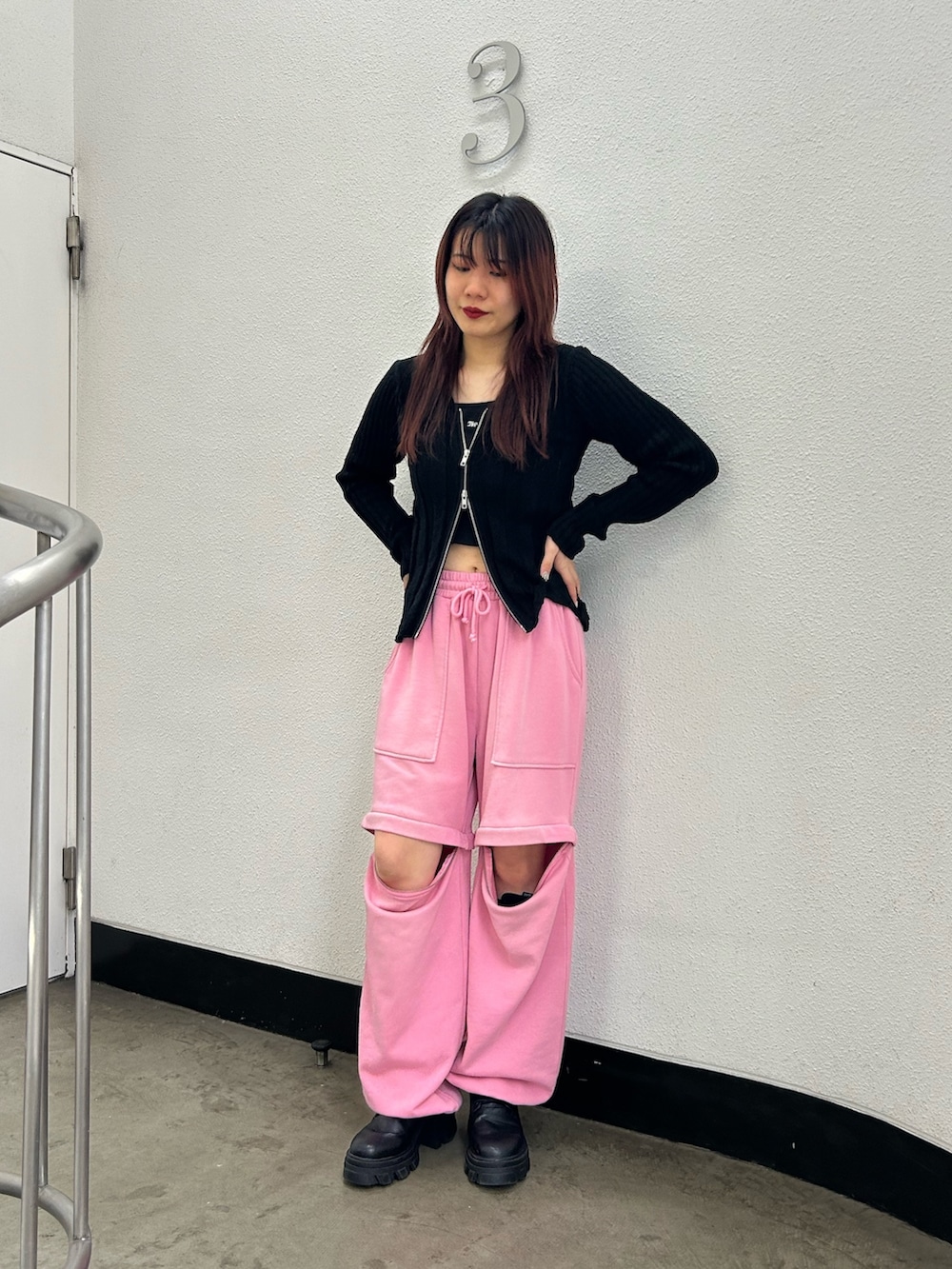 ブラック系のカーディガン/ボレロ、ブラック系のキャミソール、ピンク系のスウェットパンツを着用したレディースの夏コーディネートの3枚目の写真