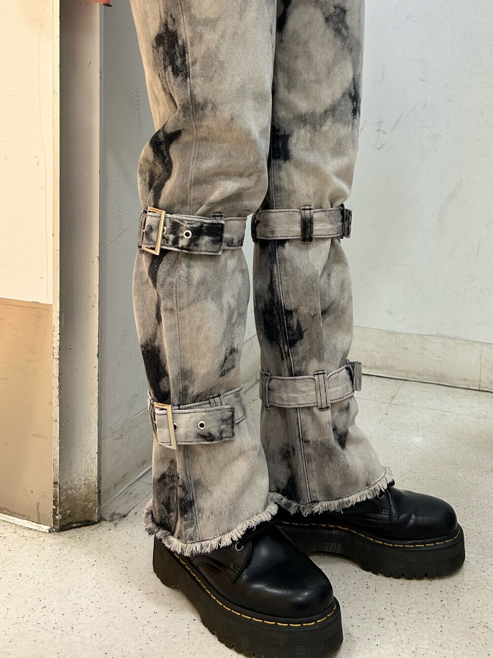 ブラック系のその他シューズ、パープル系のスウェット、ブラック系のデニムパンツを着用したレディースの冬コーディネートの8枚目の写真