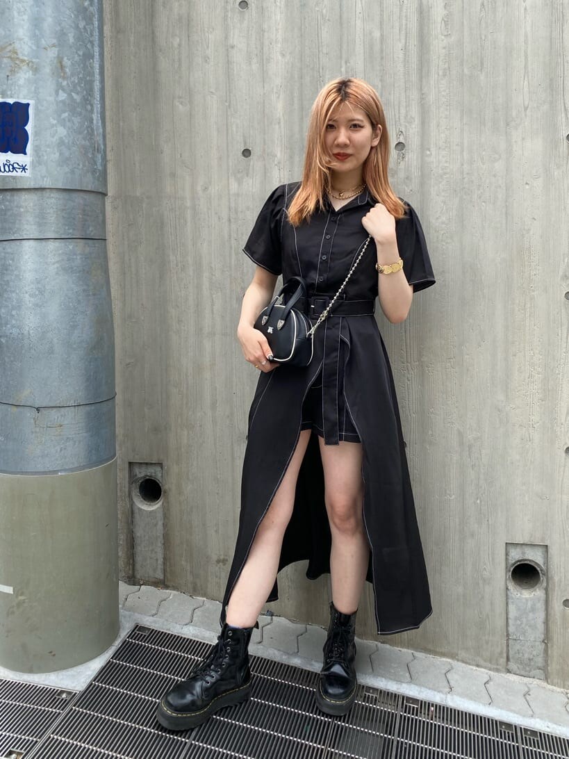 ブラック系のブーツ、ブラック系のワンピース、ブラック系のボストンバッグを着用したレディースの夏コーディネートの2枚目の写真