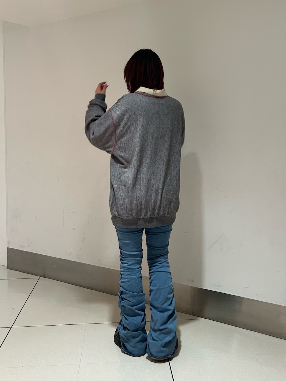 グレー系のTシャツ/カットソー、ブルー系のデニムパンツ、ホワイト系のシャツ/ブラウスを着用したレディースの春コーディネートの2枚目の写真