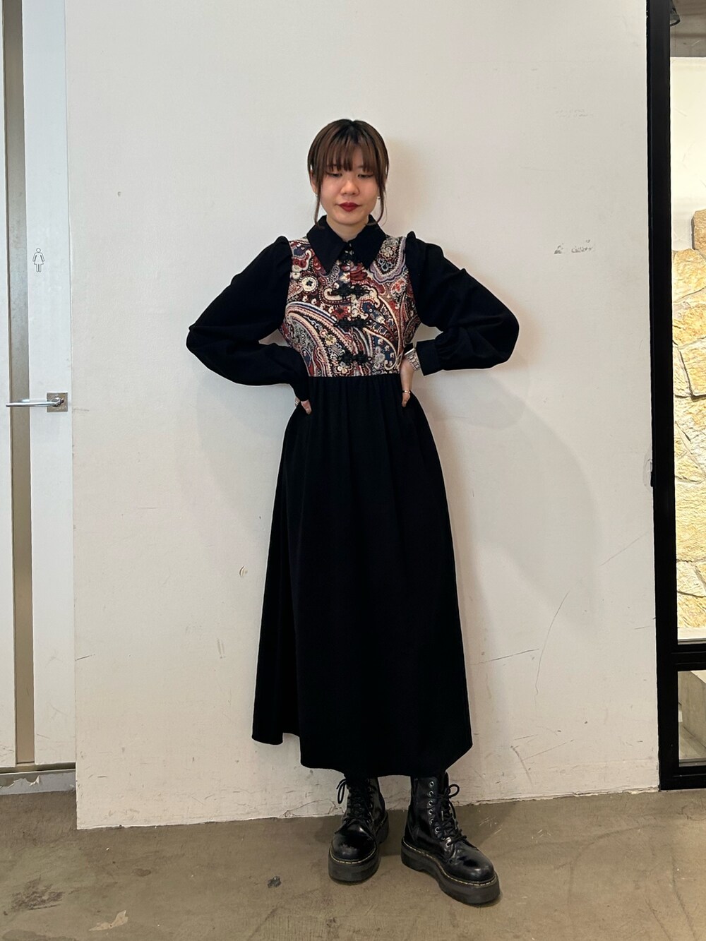 ブラック系のワンピース、ブラック系のブーツを着用したレディースの秋コーディネートの2枚目の写真