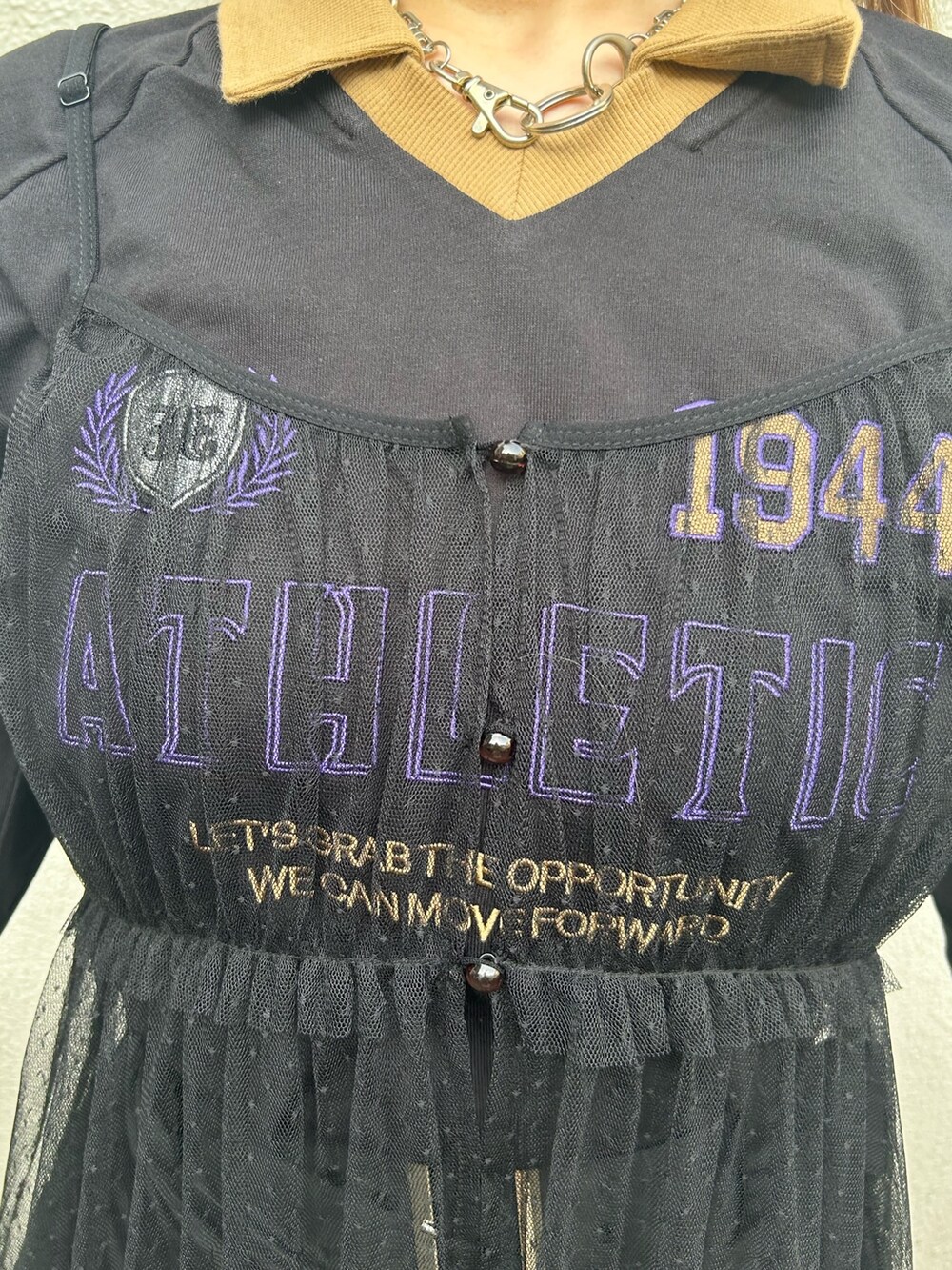 ブラック系のブーツ、ブラック系のその他パンツ、ブラック系のワンピースを着用したレディースの夏コーディネートの6枚目の写真