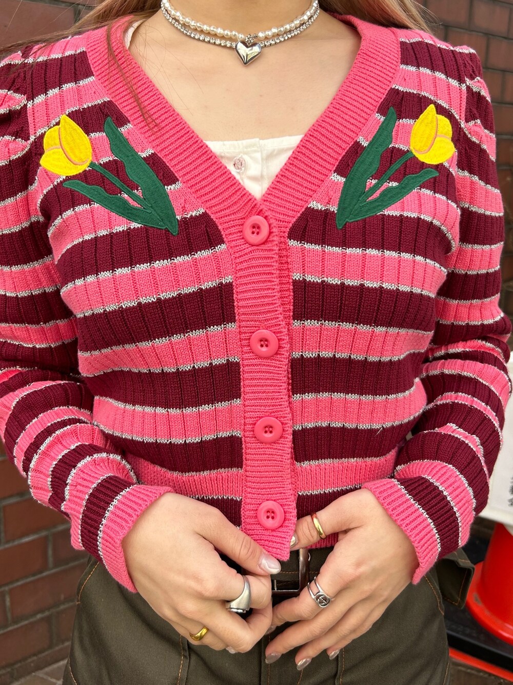 ブラック系のその他シューズ、グリーン系のその他パンツ、ホワイト系のシャツ/ブラウスを着用したレディースの春コーディネートの5枚目の写真