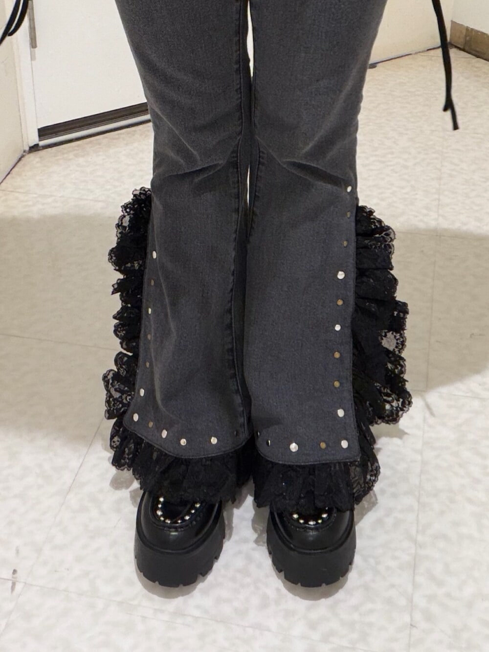 ブラック系のローファー、ブラック系のテーラードジャケット、グレー系のTシャツ/カットソーを着用したレディースの冬コーディネートの8枚目の写真