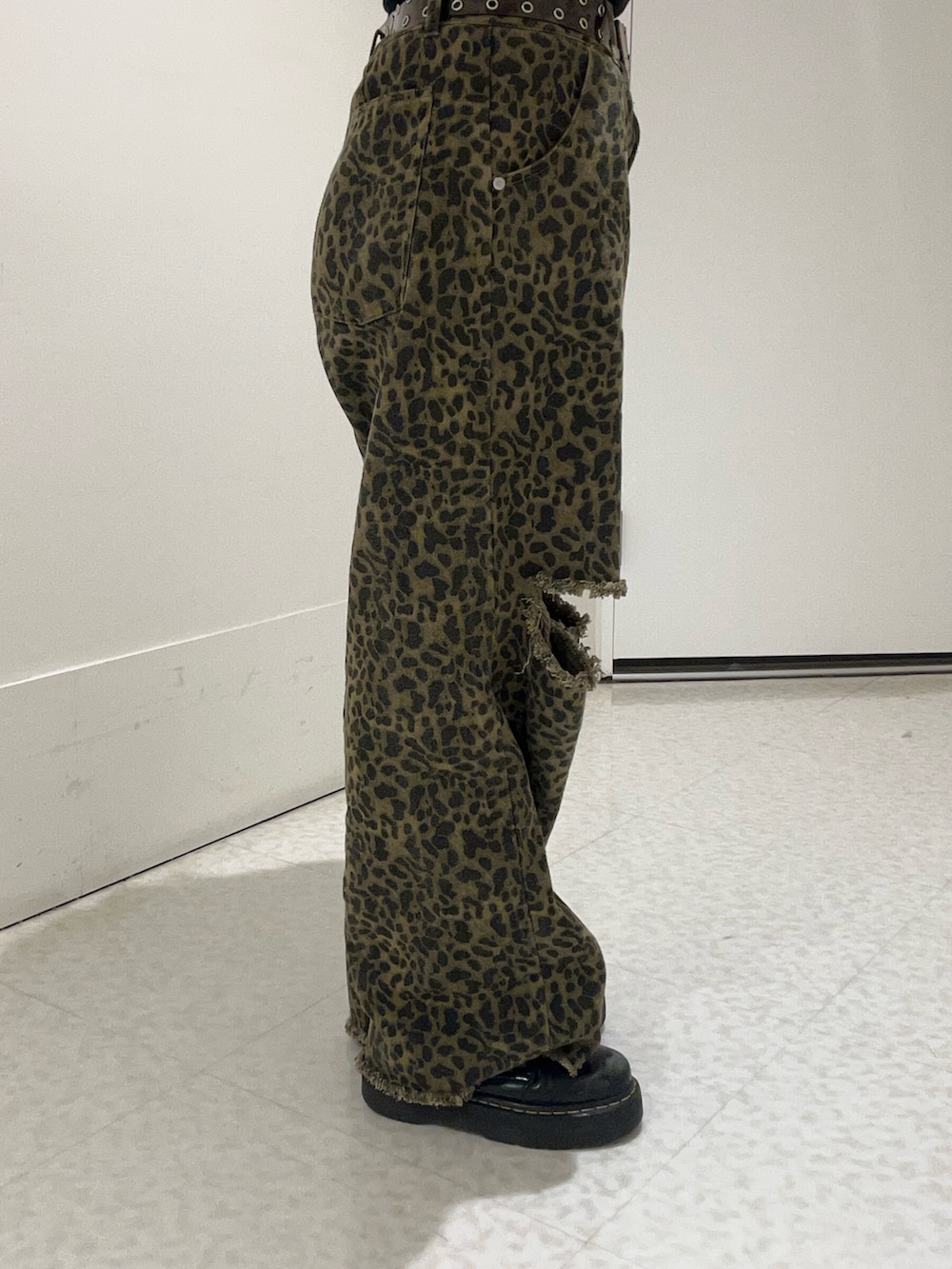 ブラウン系のその他パンツ、ブラック系のTシャツ/カットソー、ブラック系のブーツを着用したレディースの夏コーディネートの6枚目の写真