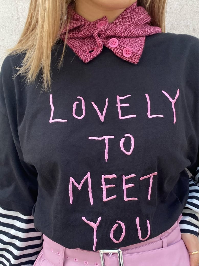 ホワイト系のブーツ、ピンク系のその他パンツ、ブラック系のTシャツ/カットソーを着用したレディースの夏コーディネートの7枚目の写真