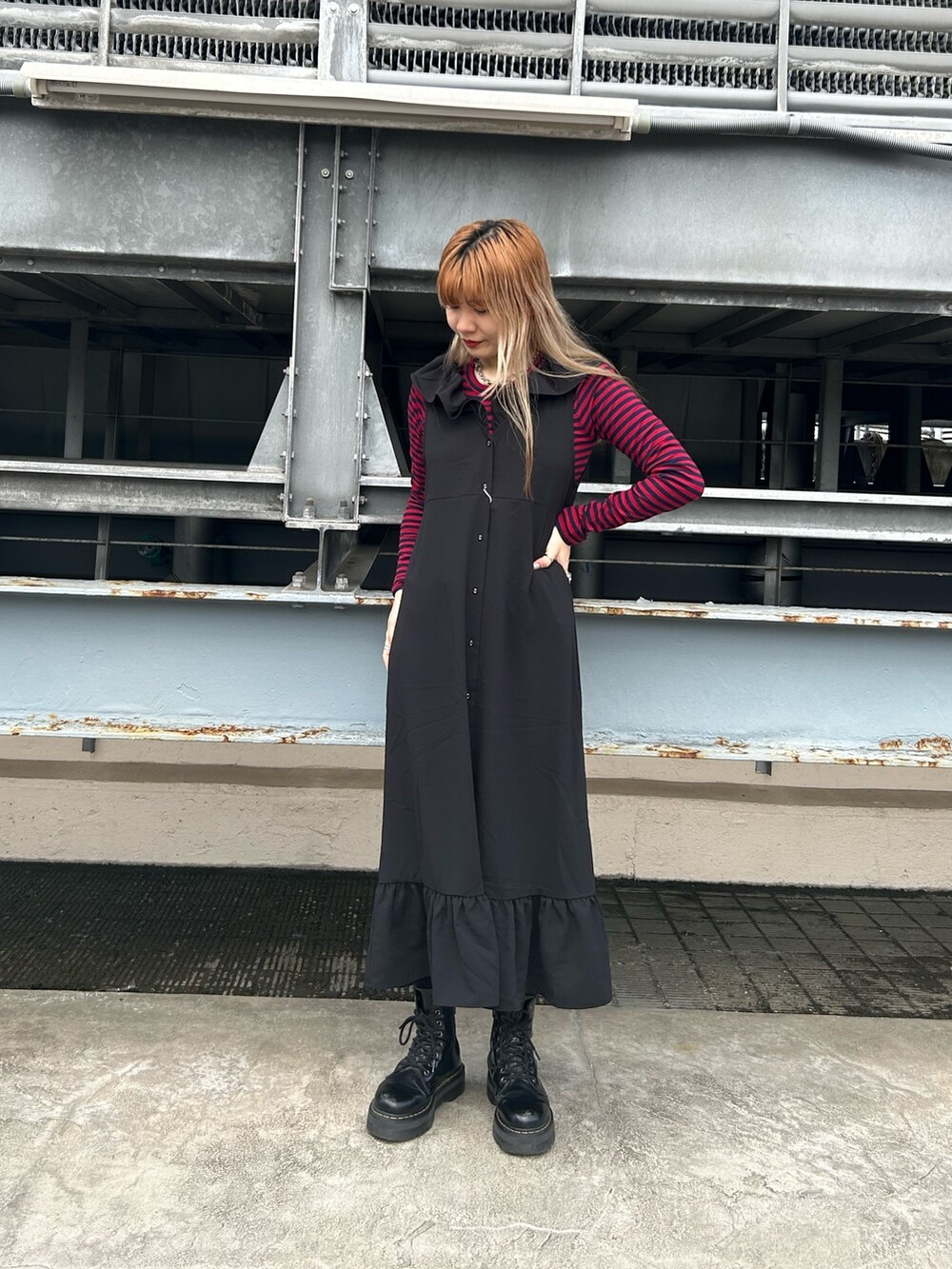 ブラック系のブーツ、ブラック系のワンピース、レッド系のTシャツ/カットソーを着用したレディースの夏コーディネートの2枚目の写真