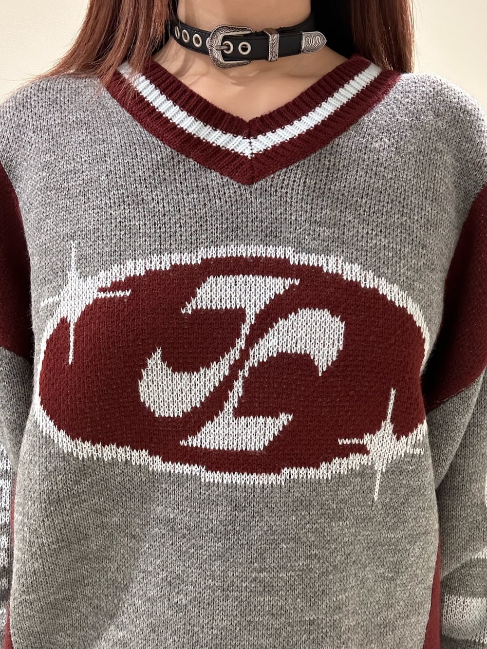 ブラック系のブーツ、グレー系のニット/セーター、ブルー系のその他パンツを着用したレディースの秋コーディネートの6枚目の写真