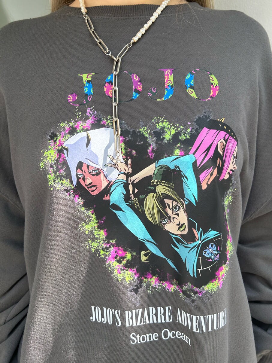 ブラック系のデニムパンツ、ブラック系のバックパック/リュック、ブラック系のブーツを着用したレディースの秋コーディネートの6枚目の写真