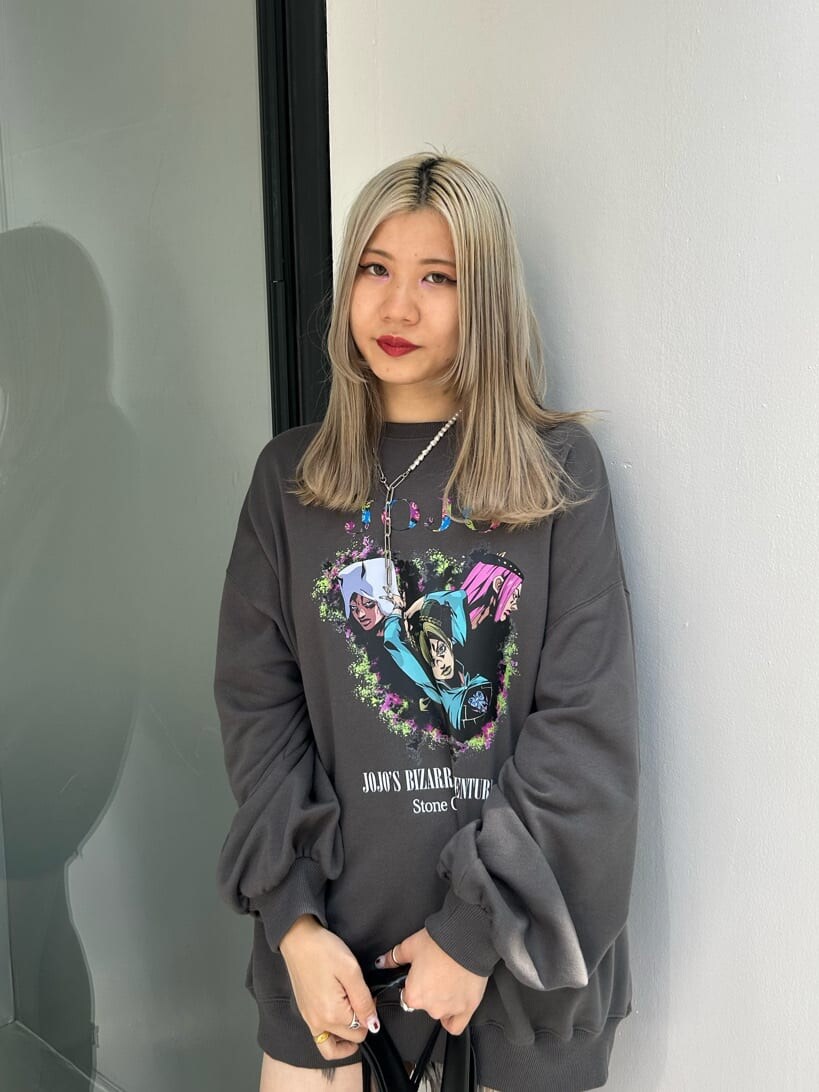 ブラック系のデニムパンツ、ブラック系のバックパック/リュック、ブラック系のブーツを着用したレディースの秋コーディネートの5枚目の写真