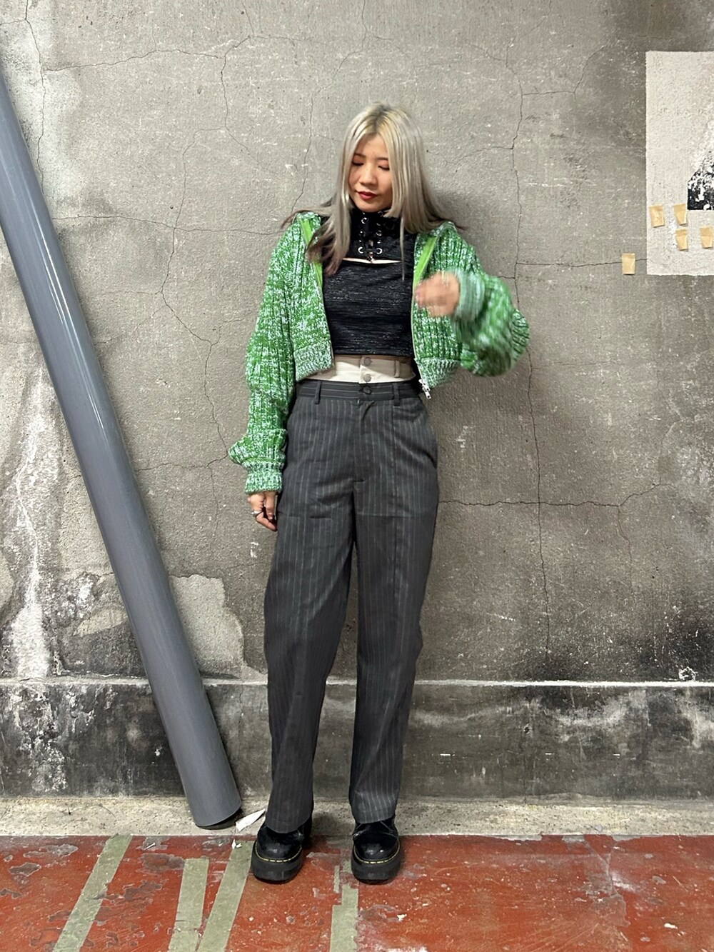 グレー系のその他パンツ、グリーン系のカーディガン/ボレロ、ブラック系のTシャツ/カットソーを着用したレディースの秋コーディネートの2枚目の写真